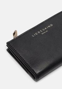 Schwarze Lederbörse mit strukturiertem Oberflächen, goldfarbigem, geprägtem Markennamen "LIEBESKIND BERLIN" und einem Reißverschluss mit goldfarbenen Hardware.