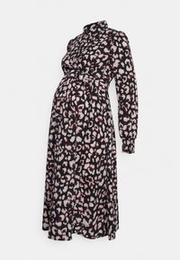 Svart klänning med ett mönster av leopardtryck i nyanser av rosa och vitt, med långa ärmar, krage och en åtstramad midja för en bra passform.