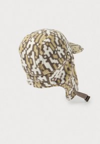 Căciulă căptușită cu fleece, cu un model de camuflaj în nuanțe de maro și crem. Dispune de o margine curbată și o curea ajustabilă pentru bărbie.