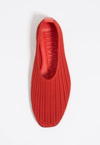 Rote Slipper mit gestricktem Obermaterial, das ein strukturiertes Muster und ein glattes Innenfutter aufweist. Mit einer kleinen Lasche hinten für ein einfaches Anziehen.