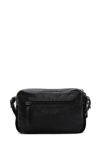 Bolso cruzado de cuero negro con una superficie texturizada, un compartimento principal con cremallera y un bolsillo frontal con cremallera, además de una correa ajustable.