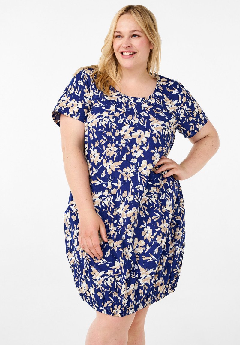 Zizzi KURZARM MIT PRINT - Denné šaty - blue beige flower