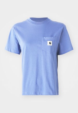 Hellblaues Baumwoll-T-Shirt mit Rundhalsausschnitt, kurzen Ärmeln, einer Brusttasche und einem kleinen Logo-Patch auf der Tasche.