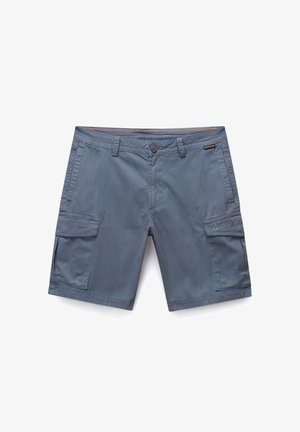 Blå cargo shorts med to sidelommer og knaplukning. Fremstillet af letvægtsstof, som har en subtil tekstur og broderede detaljer.