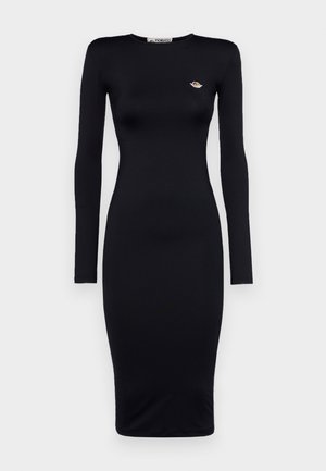 Fekete, hosszú ujjú midi ruha, testhezálló szabással, sima anyagból készült, apró hímzett logóval a mellkason.