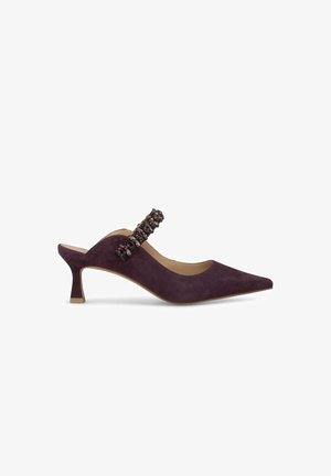Paarse suède slingback schoen met een spitse neus en een lage hak, voorzien van een decoratieve band met versieringen.