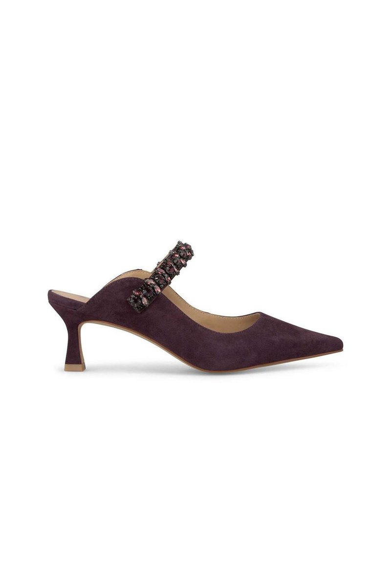 Chaussure à bride arrière en daim violet, à bout pointu et à petit talon, dotée d'une sangle décorative avec des embellissements.