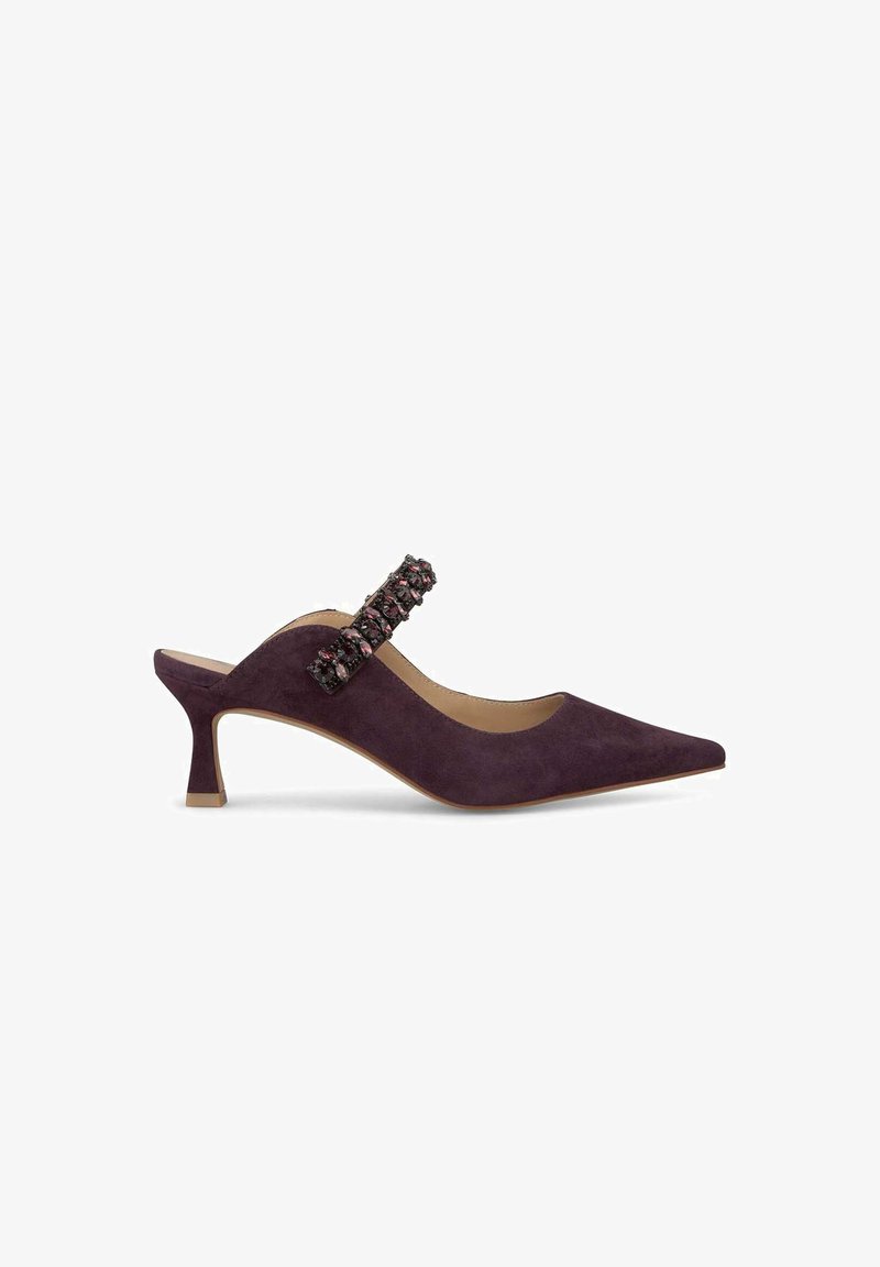 Scarpa slingback viola in suede con punta appuntita e tacco basso, caratterizzata da una fascia decorativa con embellishments.
