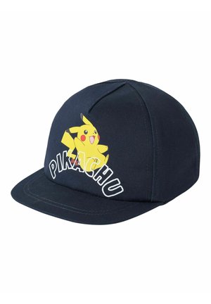 Gorra azul marino con gráfico de Pikachu y texto blanco "PIKACHU" en el panel frontal, visera plana y diseño estructurado de seis paneles.