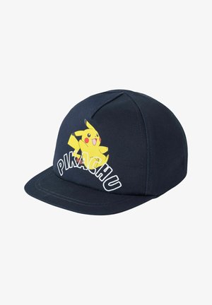 Gorra azul marino con gráfico de Pikachu y texto blanco "PIKACHU" en el panel frontal, visera plana y diseño estructurado de seis paneles.
