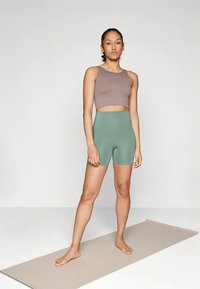 New Balance SCRIPT HIGH RISE SHORT - Leggingek - green