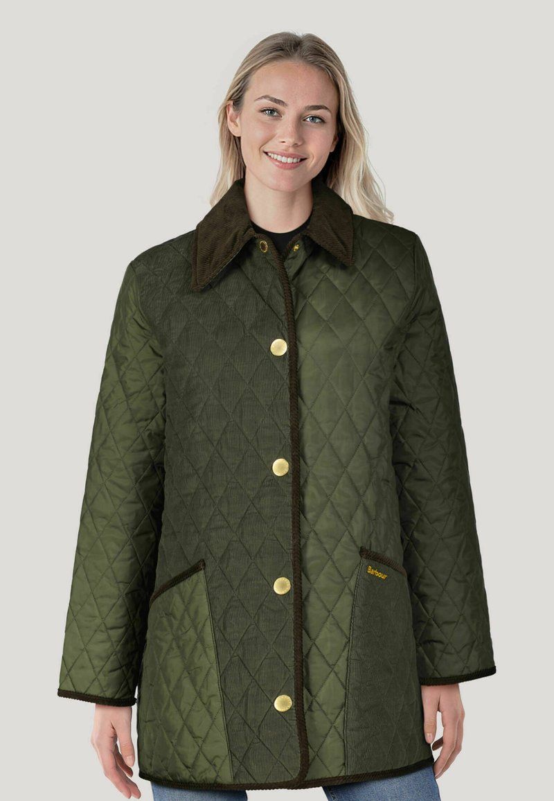 Olivgrüne gesteppte Jacke mit einem Cordkragen, goldenen Knöpfen und Seitentaschen. Auffälliges Rautenmuster und kontrastierender Besatz.