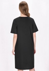 Schwarzes, knielanges Kleid mit kurzen Ärmeln, Rundhalsausschnitt und glatter Textur. Simples Design ohne Muster oder Verzierungen.