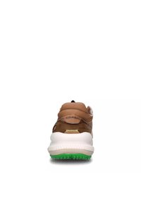 Sneaker marrone con una tomaia in suede testurizzato, suola intermedia bianca, suola verde e dettagli di cucitura. La vista posteriore mostra il logo del marchio e le caratteristiche di design.
