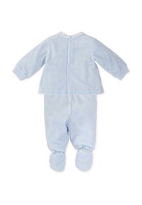 Conjunto de pijama de forro polar suave en azul claro, con mangas largas, que incluye una chaqueta abotonada y pantalones con pies, con puños acanalados y un cuello a rayas.