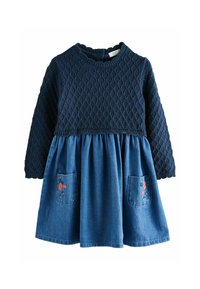 Bodice en tricot marine avec motif texturé, jupe en denim évasée et deux poches ornées de broderies florales dans des nuances de rouge, rose et bleu.