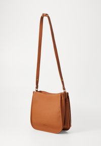 Borsa a spalla in pelle marrone con finitura testurizzata, una sola tracolla regolabile e dettagli con frange su un lato. Accenti in hardware color oro.