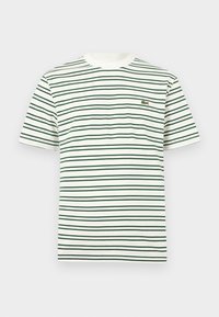 Λευκό κοντομάνικο T-shirt με λεπτές οριζόντιες ρίγες σε σκούρο πράσινο και μπεζ και μικρό πράσινο λογότυπο κροκοδείλου στο αριστερό στήθος.