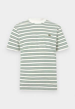Bílé tričko s krátkými rukávy s tenkými tmavě zelenými a béžovými vodorovnými pruhy a malým zeleným krokodýlím logem na levé straně hrudi.