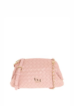 Borsa a tracolla in pelle intrecciata rosa con cinturino regolabile e dettaglio catena dorata, caratterizzata da un piccolo logo dorato al centro frontale.