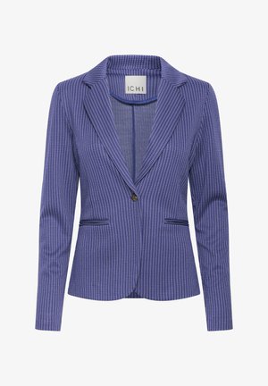 Sininen pinstripe-takki, jossa on lovettu kaulus, yksittäinen nappisulku, kaksi etutaskua ja sileä pinta. Vuorattu sisäosa näkyvissä.
