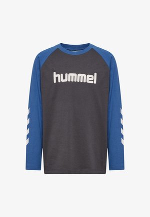 Langærmet skjorte i mørkegrå med blå raglanærmer. Har "hummel" logo i hvid og hvide chevron detaljer på ærmerne.