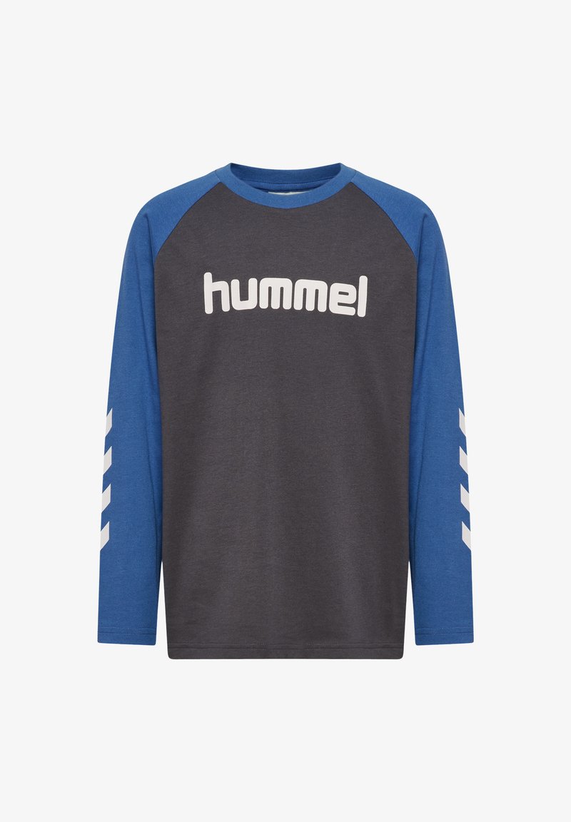 Langarmshirt in Dunkelgrau mit blauen Raglanärmeln. Mit "hummel"-Logo in Weiß und weißen Chevron-Akzenten an den Ärmeln.