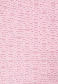 Ljusrosa spets tyg med ett vågigt mönster och intrikata blommönster med små, cirkulära accenter spridda här och där.