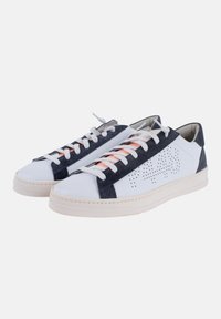 Baskets en cuir blanc avec des accents en suède bleu marine, présentant un design perforé, une semelle en caoutchouc beige et des lacets blancs avec des détails orange.