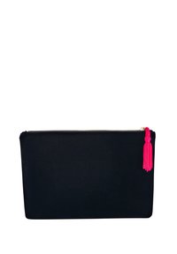 Svart dragkedjepåse med en slät yta, som har en ljusrosa tofs som accent och detaljer i guld på dragkedjan. Rektangulär form för enkel förvaring.