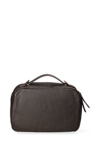 Borsa da toiletta in pelle marrone scuro con superficie texturizzata, chiusura con zip e manico superiore per un facile trasporto. Forma rettangolare con design minimalista.