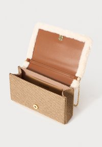 Brun flettet clutch med gullfarget lås, faux fur-detaljer rundt kanten, og beige innside med en glidelåslomme og logo.