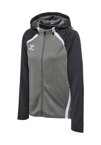 Chaqueta deportiva con capucha y cremallera completa frontal, cuerpo gris, mangas negras, rayas blancas en los laterales y logo de hummel en el pecho y el hombro.