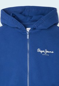 Blaues Sweatshirt mit Reißverschluss aus weichem Stoff, ausgestattet mit einem Frontreißverschluss und einer gefütterten Kapuze. Das Logo "Pepe Jeans London" in Weiß auf der Brust.