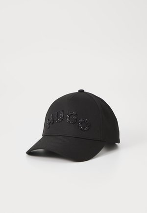 Casquette de baseball noire avec une visière incurvée et le logo "HUGO" écrit en perles noires sur le panneau avant, sur fond blanc.