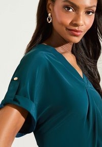 Lipsy UTILITY SHORT ROLL SLEEVE - REGULAR FIT - Camicetta - teal blue
