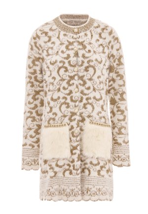 Strickjacke in Creme mit einem strukturierten goldenen Blumenmuster, ausgestattet mit Kunstfelltaschen, Perlenknöpfen und gewelltem Saum.