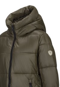 Olivengroene gewatteerde jas met een hoge kraag, ritssluiting en een logopatch op de mouw. Heeft een gladde, glanzende textuur en horizontale stiksels.