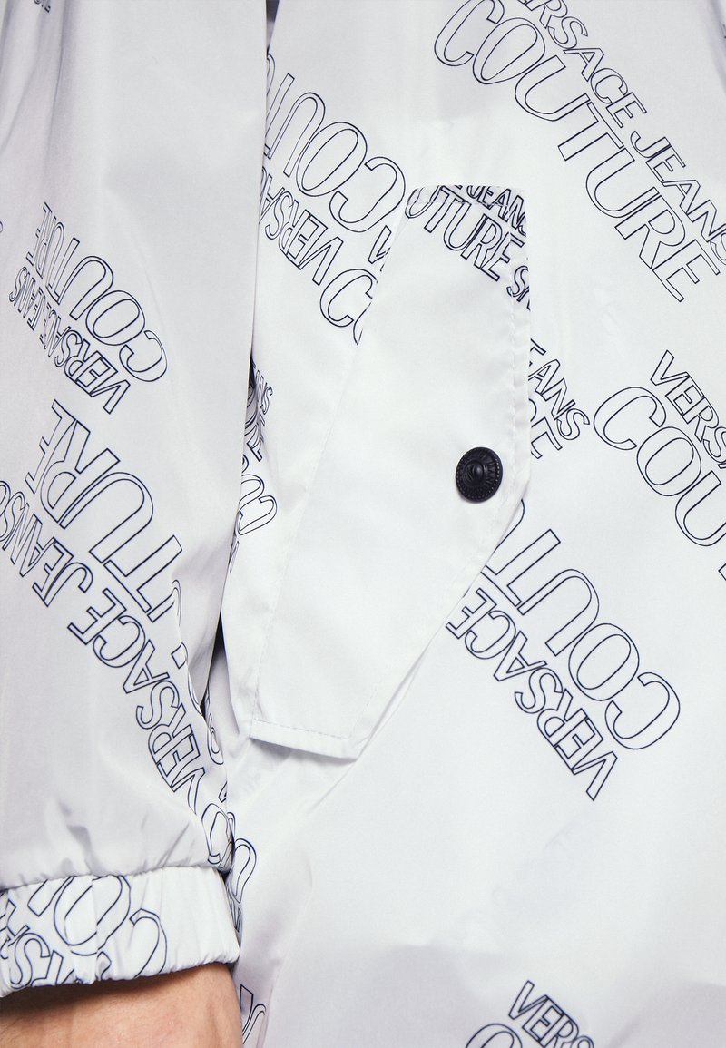 Herren Trenchcoats | Versace Jeans Couture 5D DIAGONAL LOGO Parka white/weiß - UF03848 Herren Trenchcoats | Versace Jeans Couture 5D DIAGONAL LOGO Parka white/weiß - UF03848