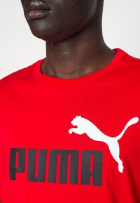 Puma ESS COL LOGO - Marškinėliai su spaudiniu - high risk red
