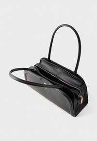 Μαύρη δερμάτινη τσάντα χειρός με δομημένο σχέδιο, που διαθέτει λείο υλικό, διπλές θήκες και χρυστό φερμουάρ για πρόσβαση.