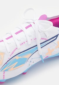 Puma ULTRA 5 MATCH VOL. UP FG/AG - Scarpe da calcio per terreni duri - white/luminous blue/poison pink/fizzy melon