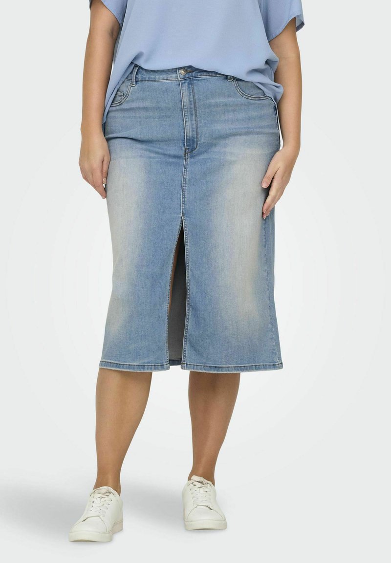Svetlo modra denim krila s sprednjim razporkom, ki ima prilagojen pas in seže do kolen. V kombinaciji z belimi supergami.