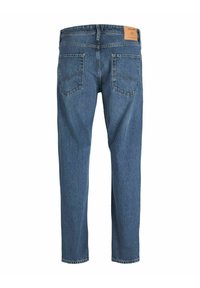 Jeans de mezclilla azul con un diseño de pierna recta, que cuentan con una etiqueta de marca de cuero marrón, dos bolsillos traseros y una ligera textura de desgaste.