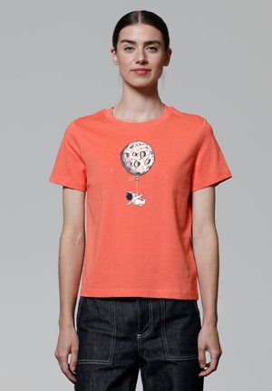 Korallenfarbenes Baumwoll-T-Shirt mit einem grafischen Motiv eines Astronauten, der einen ballonförmigen Mond hält. Kurzarm, Rundhalsausschnitt, entspannter Schnitt.