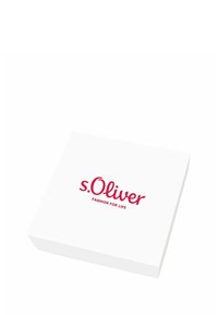 Scatola quadrata bianca con una texture liscia. Logo rosso "s.Oliver" in cima e il tagline "FASHION FOR LIFE" in basso. Design pulito e minimalista.