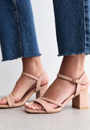 New Look WIDE FIT OATMEAL DOUBLE STRAP BLOCK HEEL - Riemensandalette - cream