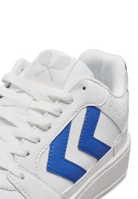 Sneaker bianca con accenti blu, caratterizzata da una tomaia in pelle liscia, linguetta testurizzata, lacci rotondi e pannello perforato per la traspirabilità.