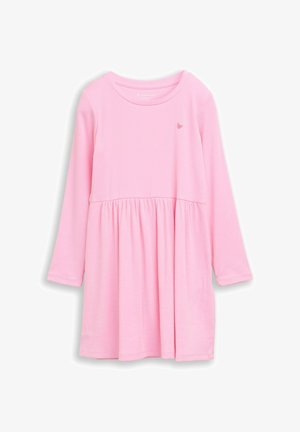 Roze jurk met lange mouwen van geribbelde stof, met een geplooide taille en een kleine aardbeienafbeelding aan de linkerbovenkant.