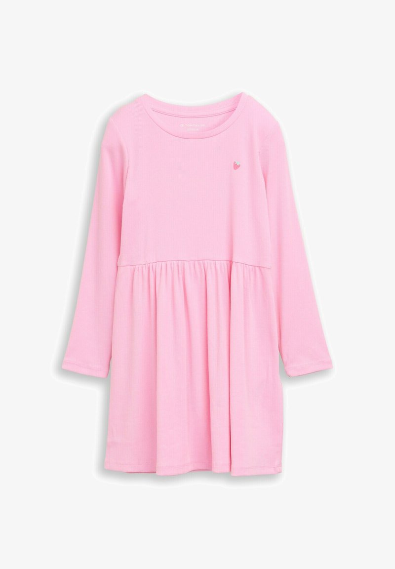 Langärmeliges rosa Kleid aus geripptem Stoff, mit geraffter Taille und einem kleinen Erdbeermotiv auf der oberen linken Seite.